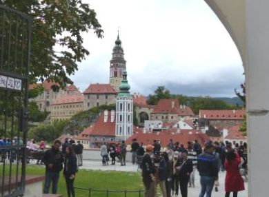 Blick von einer Terrasse an der Horní Straße auf das Schloss und die Kirche Sankt Jost