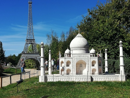 Modelle des Taj Mahal und des Eifelturm in Paris